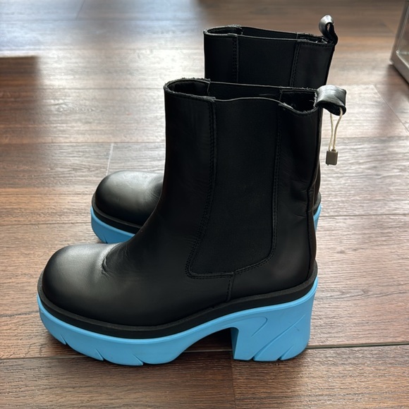 Unlace Italian NWOT Leather with Blue rubber bottom. No box - Picture 2 of 10